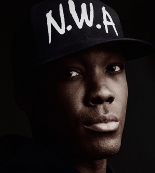 Ljepotan Corey Hawkins za nove će naraštaje ljubitelja hip-hopa biti Dr. Dre, današnji glazbeni mogul koji potpisuje slušalice kakve nose klinci koji imaju love. “Straight Outta Compton” romansirana je priča o njegovoj burnoj mladosti