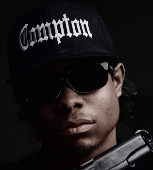 Simpatični Jason Mitchell duša je “Comptona” kao pokojni Eazy-E; iako je počeo kao sitni diler droge, Eric Wright je i uživo bio najdopadljiviji član sastava N.W.A., ponosni Nigga With Attitude