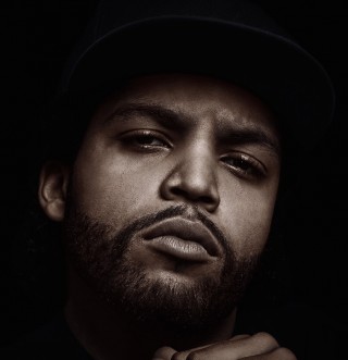 Utjelovljen u pojavi svog juniora, o čijem rođenju film i govori (što je mrvu čudno), O’Shea Jackson proslavio se pod nadimkom Ice Cube i sad, kao jedan od producenata ovog filma, pazi kako će ga povijest upamtiti