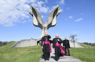 Mons. Giorgio Lingua je prvi apostolski nuncij koji je posjetio spomen područje Jasenovac (Foto Nikola Ćutuk/PIXSELL)