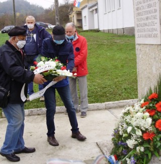 Karlovački antifašisti polažu vijenac u Gornjem Sjeničaku 