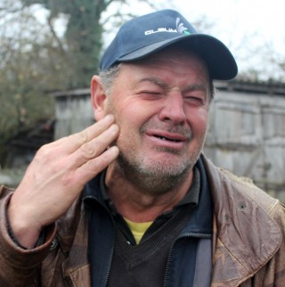 Željko Velemir pokraj oštećene kuće 